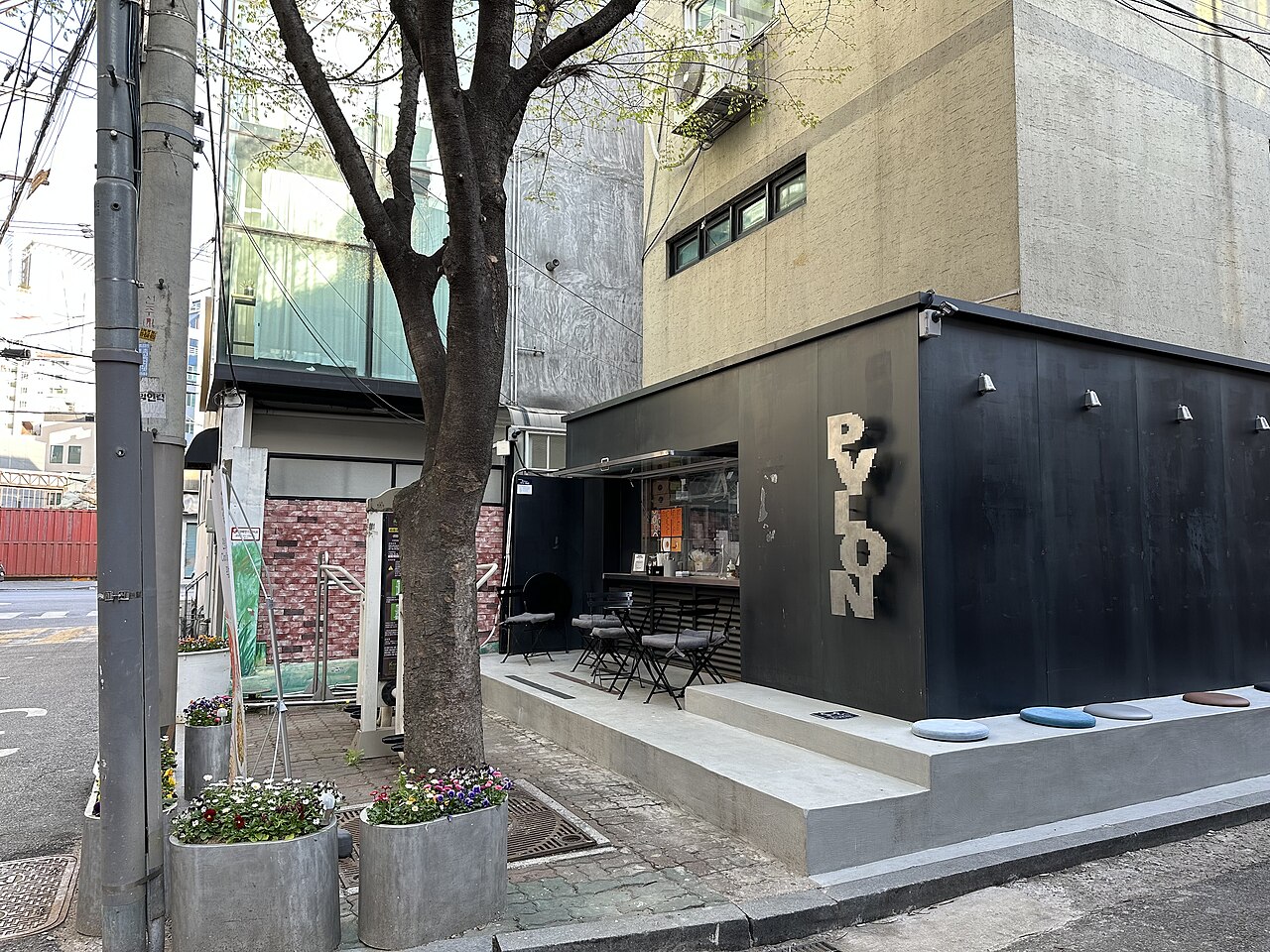 seongsu cafe interior